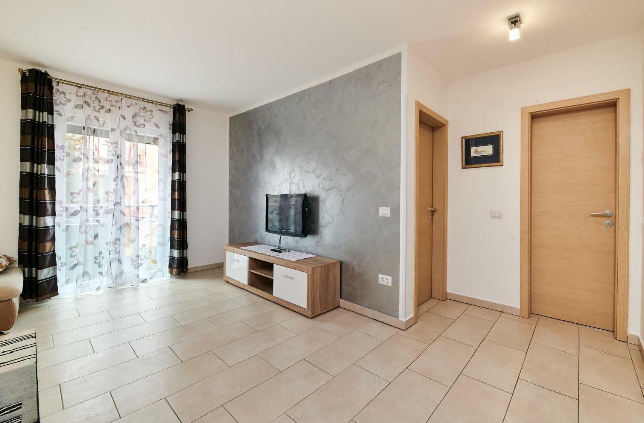 Apartman Leon Umag Exterior foto